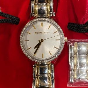 2 toned with bezel . New battery. Excellent condition. Works great . Extra links